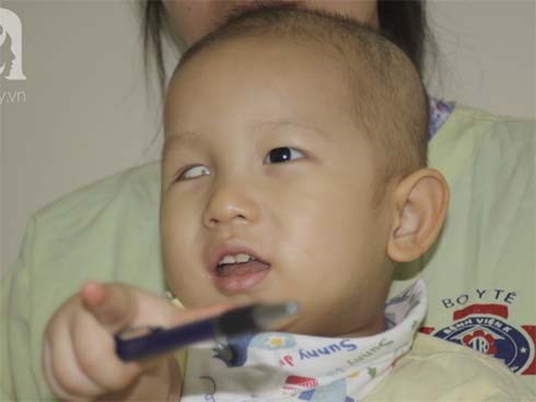 Bố bỏ rơi khi biết con trai 18 tháng tuổi bị ung thư, người mẹ trẻ khóc ngất, ôm con đi tìm ánh sáng