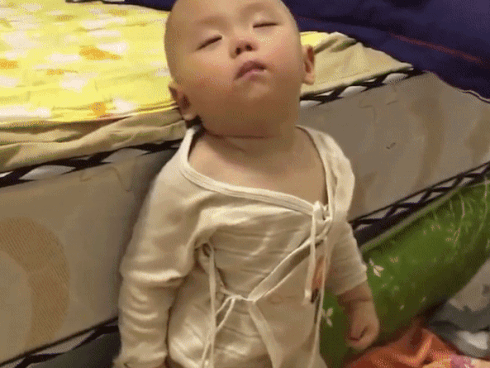 Vừa đứng vừa gà gật, cậu bé ngã lăn xuống sàn nhưng phản ứng sau đó lại khiến dân mạng cười nghiêng ngả