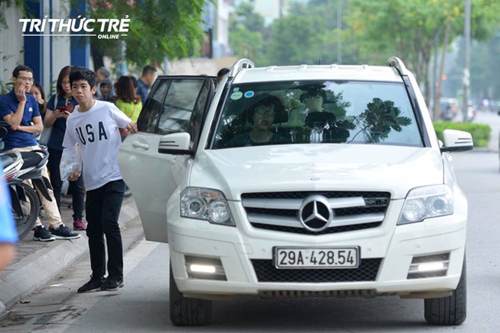 Những cái ôm ấm áp của phụ huynh Hà Nội dành cho con em trước khi vào kỳ thi tuyển lớp 10-2