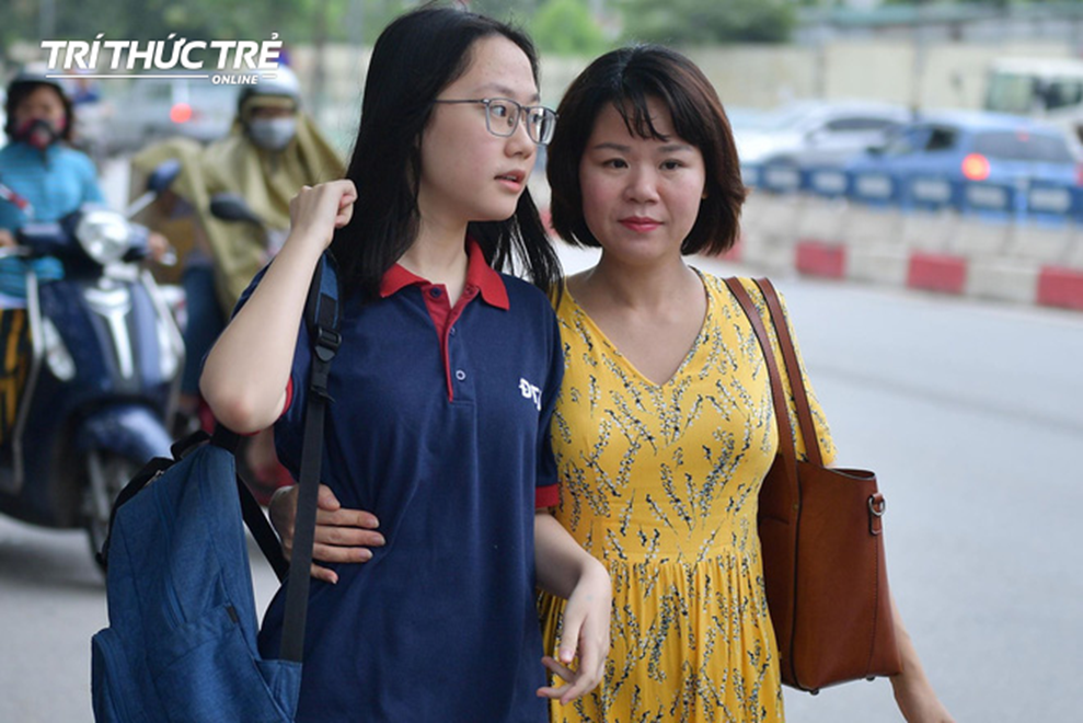 Những cái ôm ấm áp của phụ huynh Hà Nội dành cho con em trước khi vào kỳ thi tuyển lớp 10-1