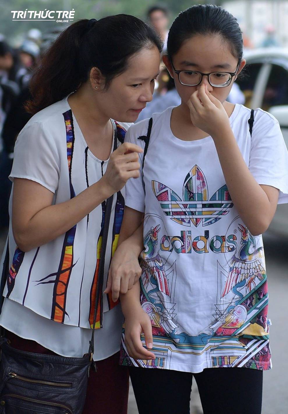 Những cái ôm ấm áp của phụ huynh Hà Nội dành cho con em trước khi vào kỳ thi tuyển lớp 10-3