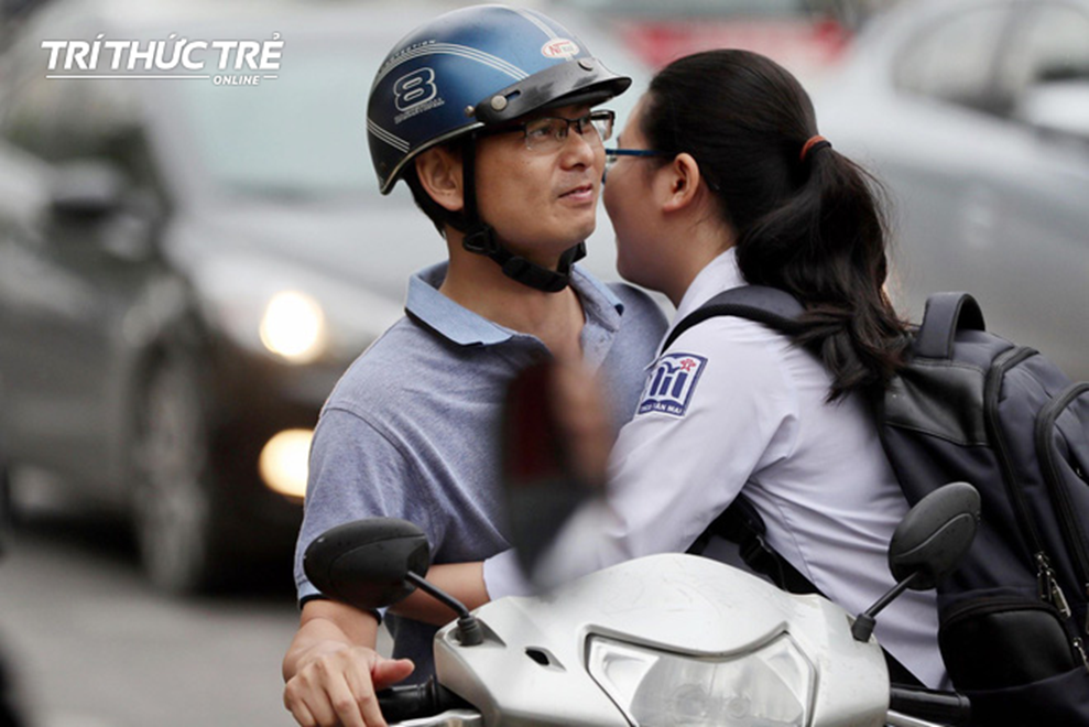 Những cái ôm ấm áp của phụ huynh Hà Nội dành cho con em trước khi vào kỳ thi tuyển lớp 10-5