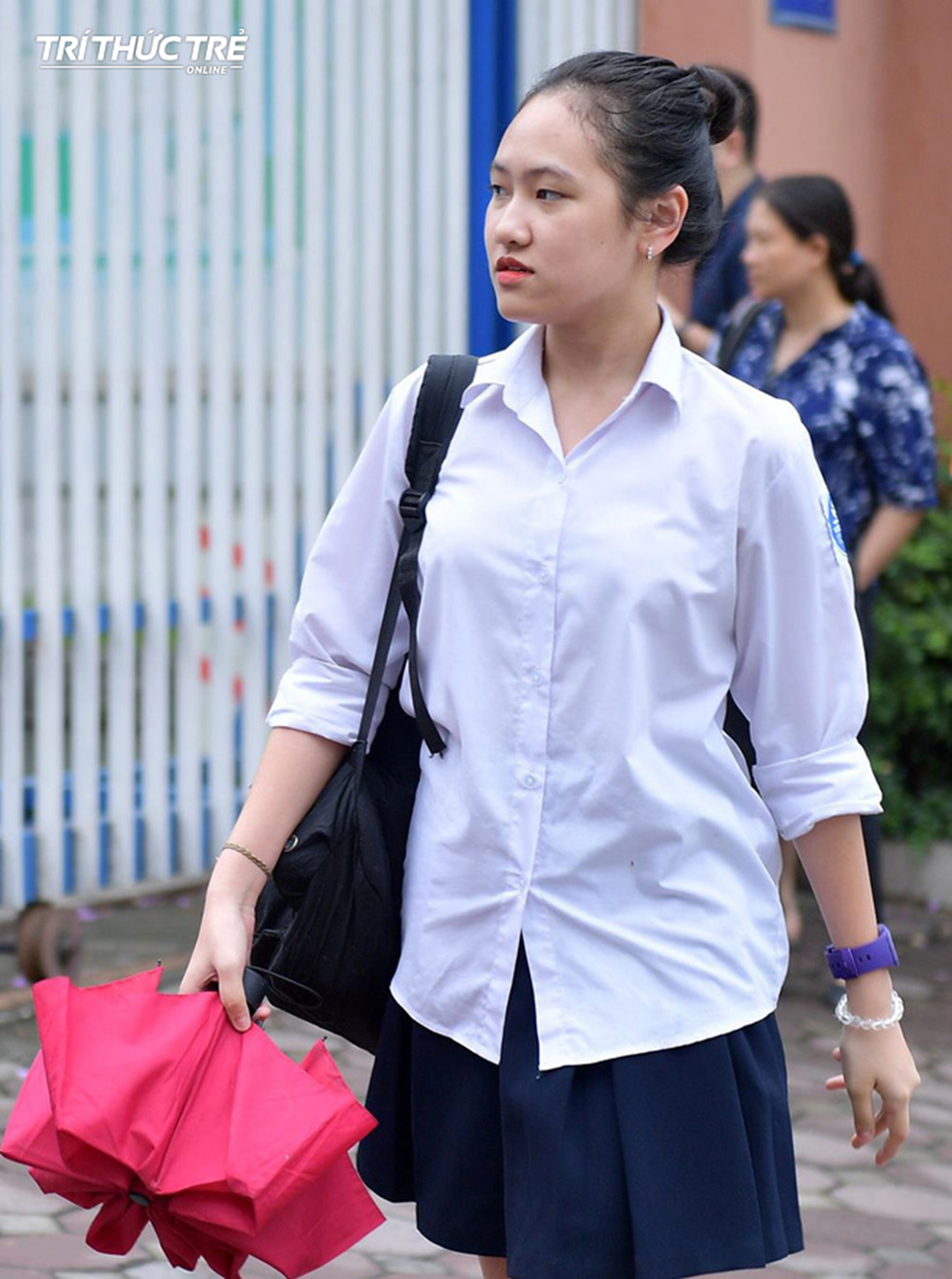 Những cái ôm ấm áp của phụ huynh Hà Nội dành cho con em trước khi vào kỳ thi tuyển lớp 10-6