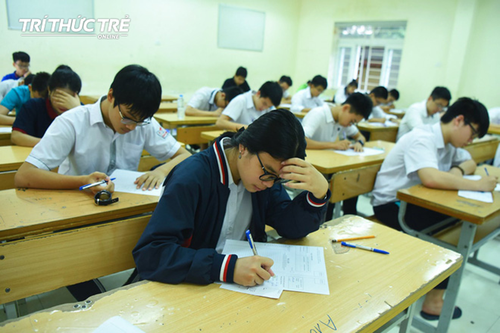 Những cái ôm ấm áp của phụ huynh Hà Nội dành cho con em trước khi vào kỳ thi tuyển lớp 10-13