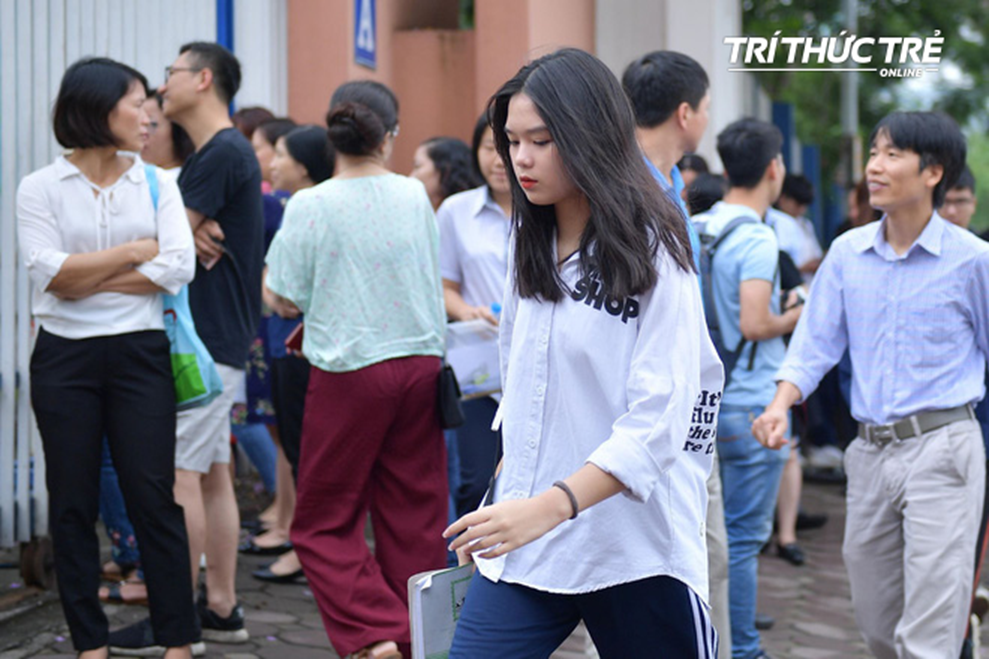 Những cái ôm ấm áp của phụ huynh Hà Nội dành cho con em trước khi vào kỳ thi tuyển lớp 10-8