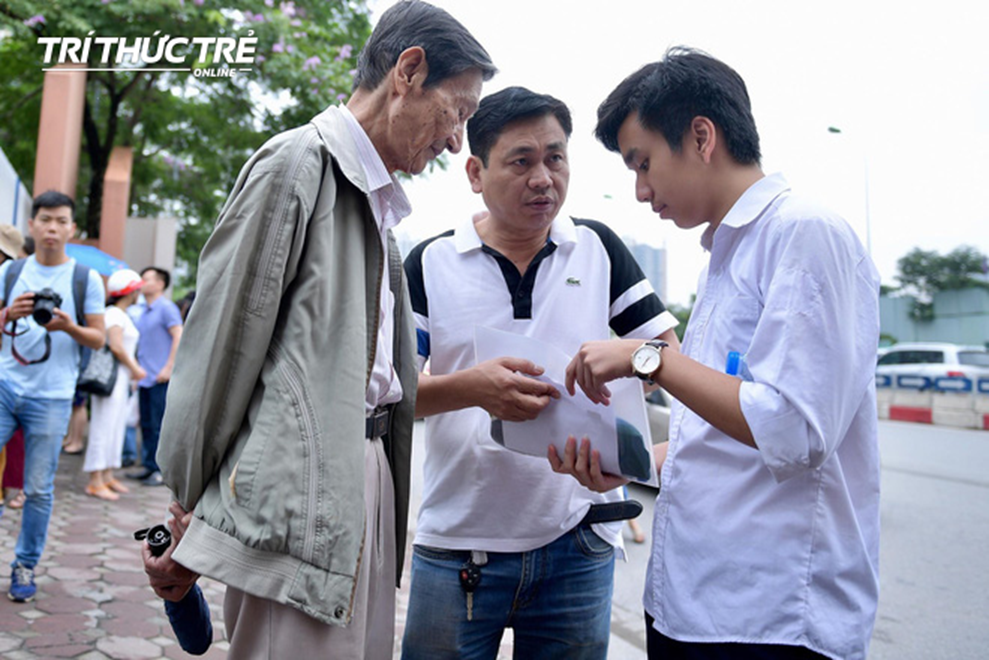 Những cái ôm ấm áp của phụ huynh Hà Nội dành cho con em trước khi vào kỳ thi tuyển lớp 10-9