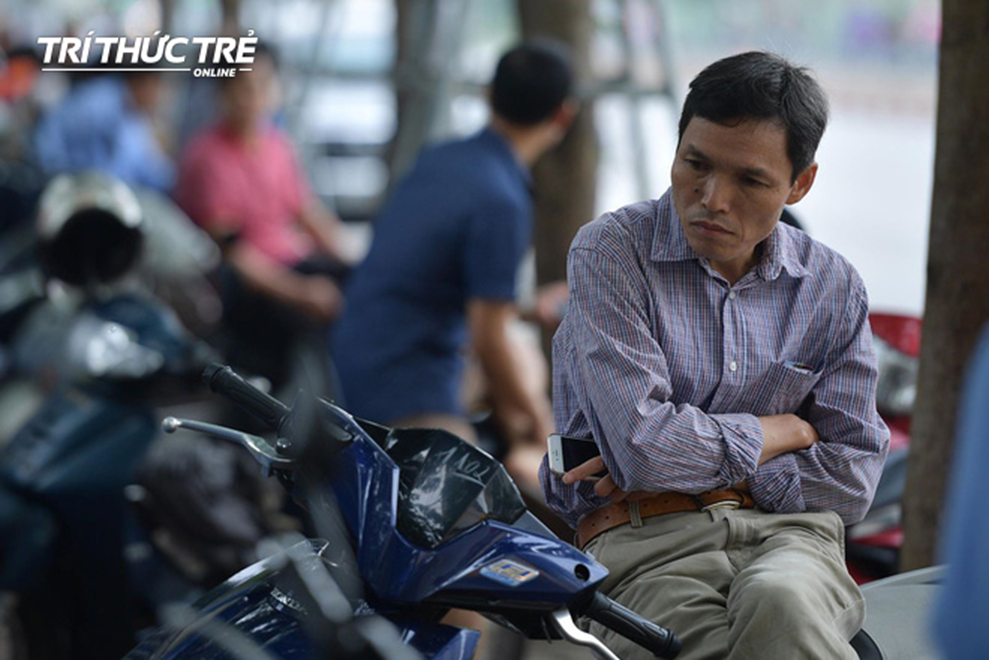 Những cái ôm ấm áp của phụ huynh Hà Nội dành cho con em trước khi vào kỳ thi tuyển lớp 10-10