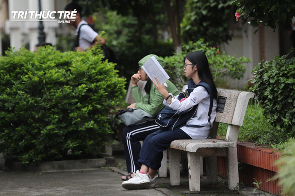 Những cái ôm ấm áp của phụ huynh Hà Nội dành cho con em trước khi vào kỳ thi tuyển lớp 10-11