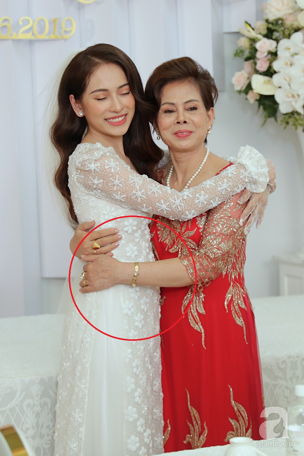 Cô dâu Sara Lưu lộ vòng 2 bất thường trong khoảnh khắc chụp nghiêng-2