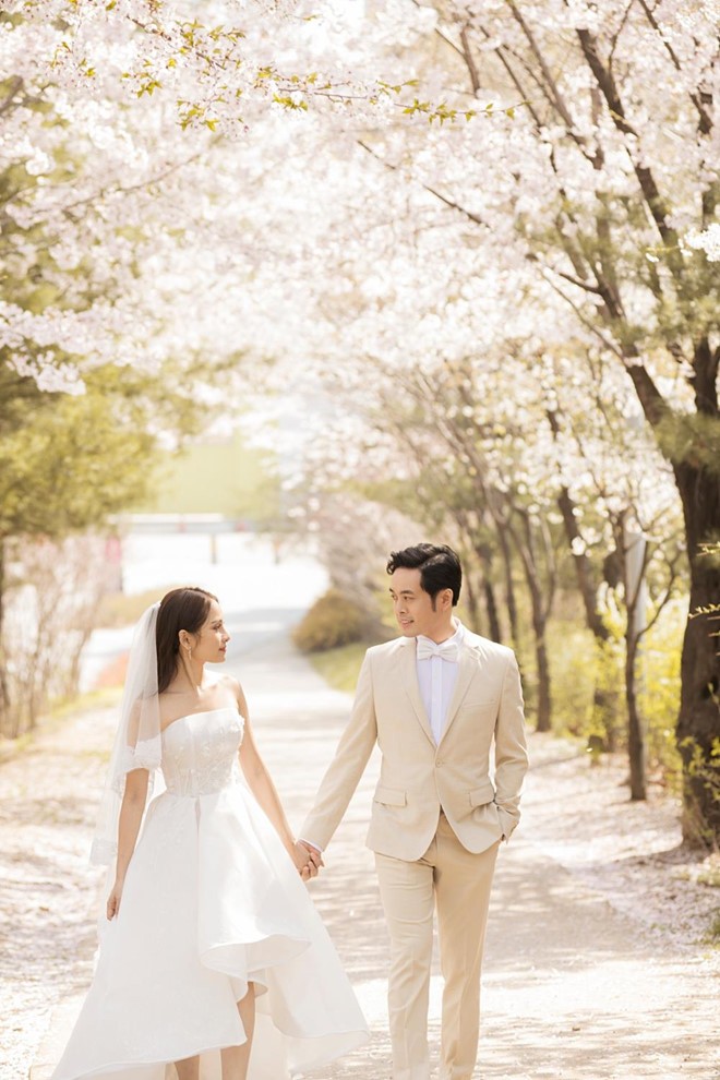 Cô dâu Sara Lưu lộ vòng 2 bất thường trong khoảnh khắc chụp nghiêng-3