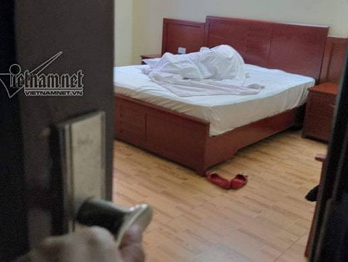 Tôi vừa nói xong dự định tương lai của mình, mẹ tôi đã ôm chặt ngực rồi lăn đùng xuống nền nhà trước sự sợ hãi tột độ của tôi và mọi người-3