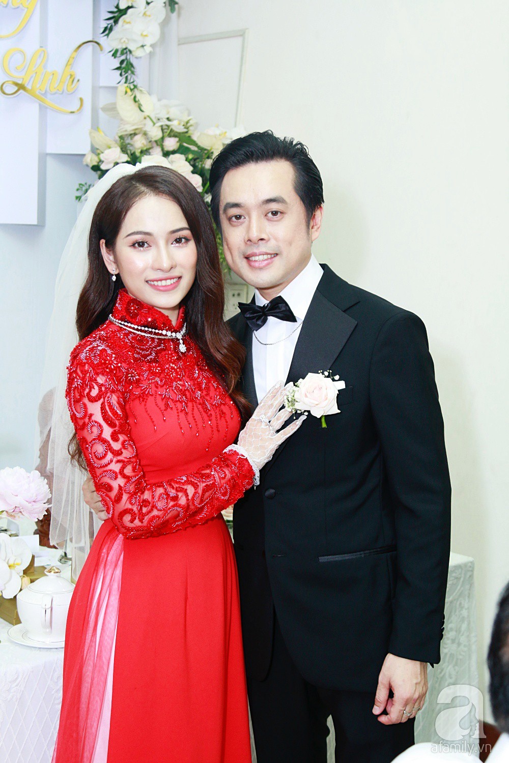 Cô dâu Sara Lưu thay áo dài đỏ làm lộ thêm vòng hai căng tròn, rộ nghi án bầu bí-1