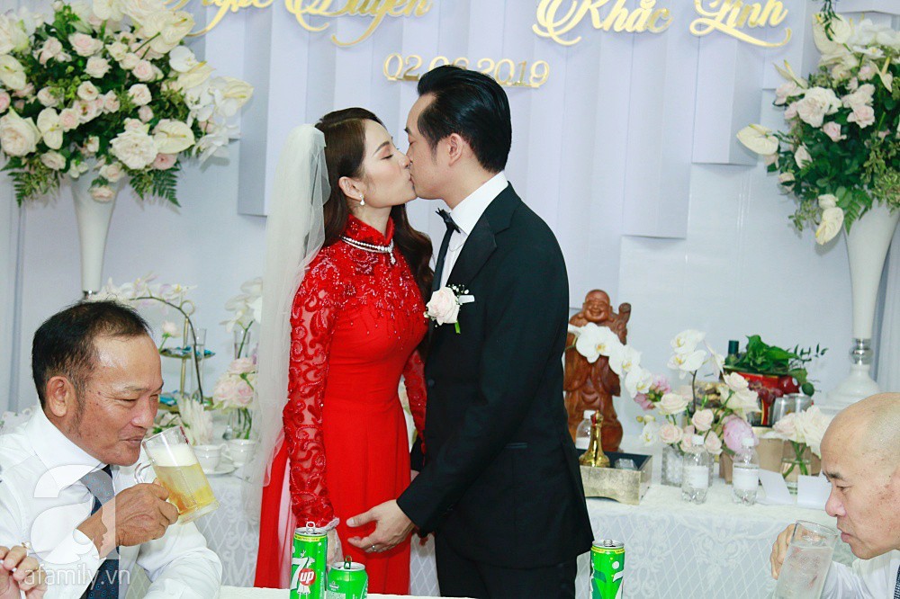 Cô dâu Sara Lưu thay áo dài đỏ làm lộ thêm vòng hai căng tròn, rộ nghi án bầu bí-3