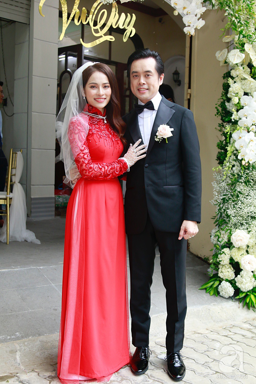 Cô dâu Sara Lưu thay áo dài đỏ làm lộ thêm vòng hai căng tròn, rộ nghi án bầu bí-4
