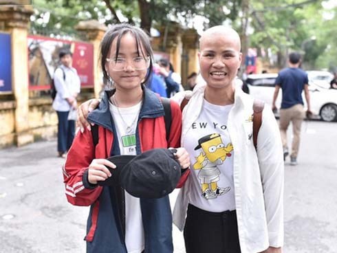 Người mẹ bị ung thư xin viện về nhà đưa con đi thi: Con gái tha thiết mong mẹ chỉ đến 1 hôm thôi là hạnh phúc rồi!