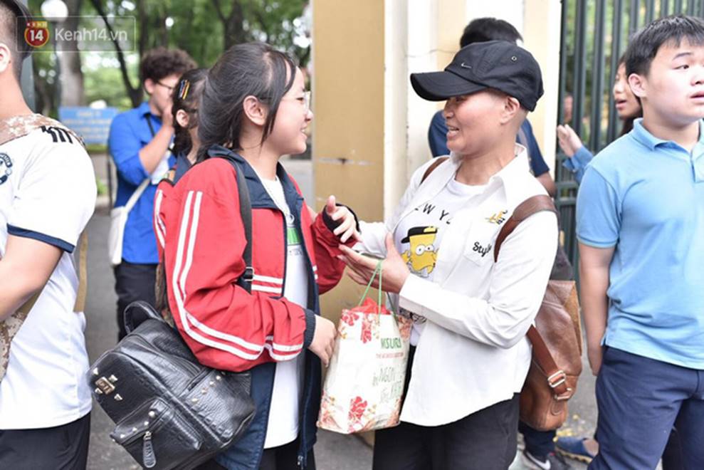 Người mẹ bị ung thư xin viện về nhà đưa con đi thi: Con gái tha thiết mong mẹ chỉ đến 1 hôm thôi là hạnh phúc rồi!-6