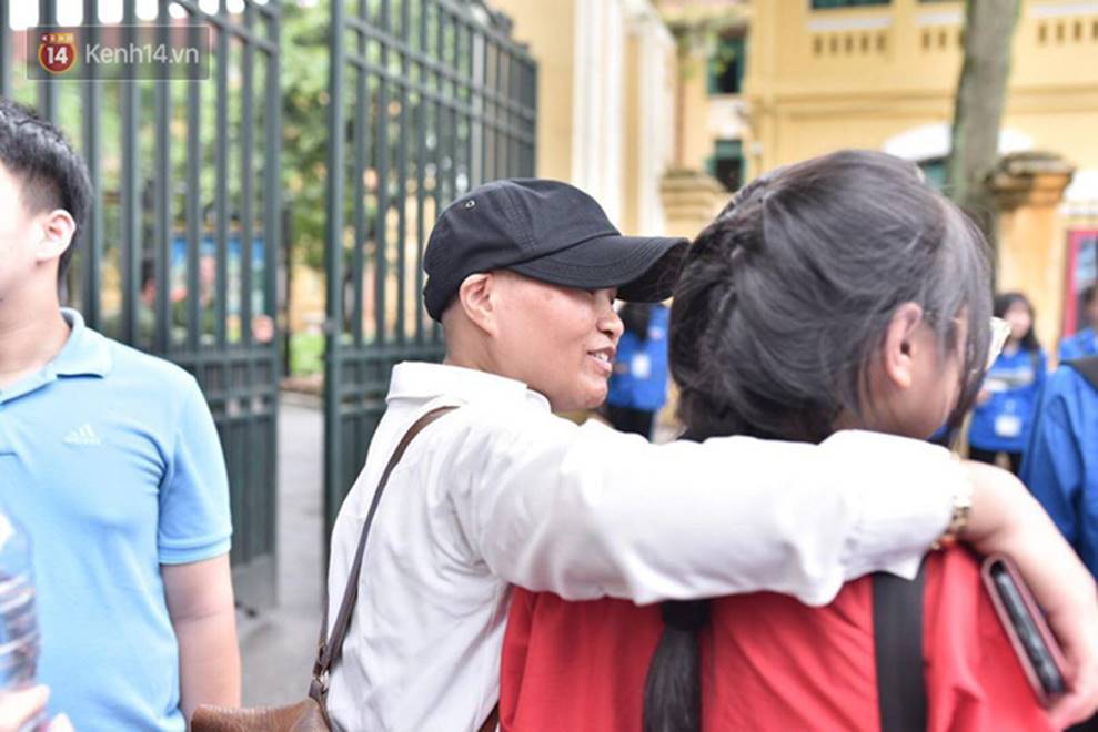 Người mẹ bị ung thư xin viện về nhà đưa con đi thi: Con gái tha thiết mong mẹ chỉ đến 1 hôm thôi là hạnh phúc rồi!-7