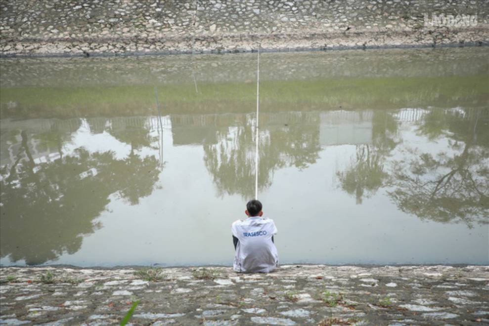 Nước sông Tô Lịch đổi màu từ đen sang nâu: Được thế là may rồi!-1