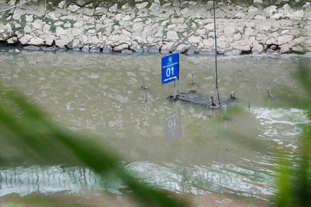 Nước sông Tô Lịch đổi màu từ đen sang nâu: Được thế là may rồi!-2