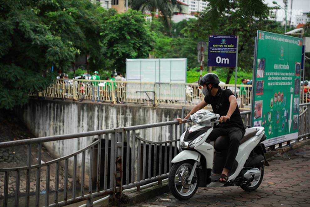 Nước sông Tô Lịch đổi màu từ đen sang nâu: Được thế là may rồi!-10