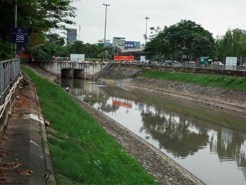 Nước sông Tô Lịch đổi màu từ đen sang nâu: 