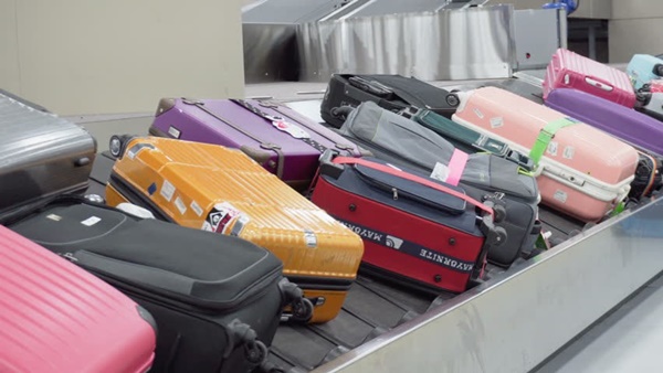 Làm thủ tục cân hành lý trước khi lên máy bay, nam thanh niên phải trả giá đắt cho trò đùa ngớ ngẩn của mình-1