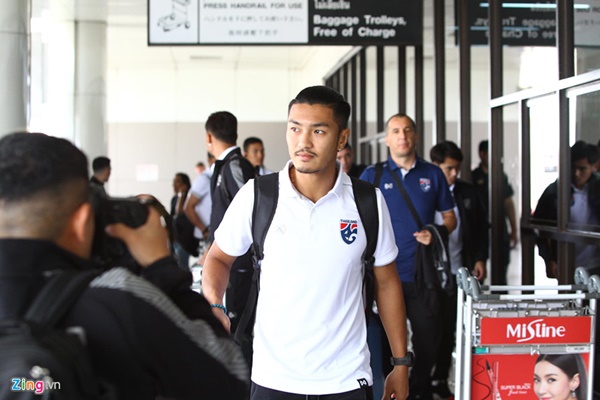 Tuyển thủ Việt Nam tươi cười khi đụng độ Thái Lan ở sân bay-7