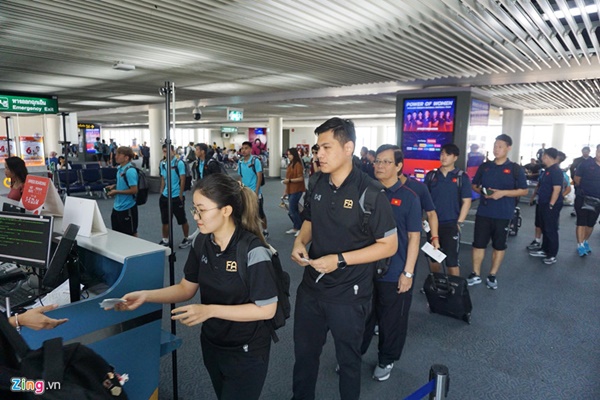 Tuyển thủ Việt Nam tươi cười khi đụng độ Thái Lan ở sân bay-8