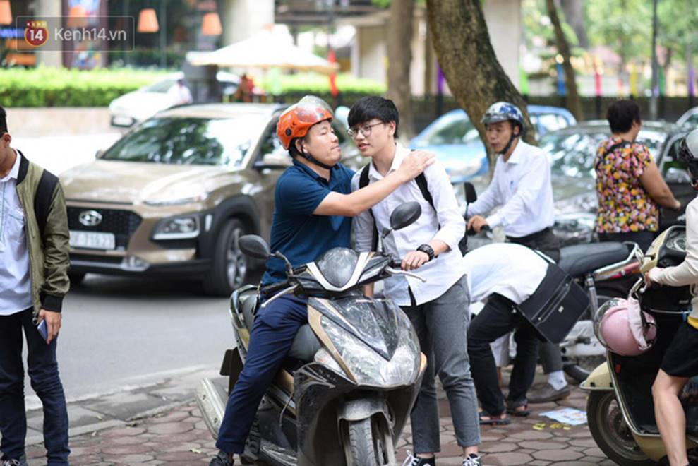 Nhiều thí sinh tại Hà Nội bị đình chỉ thi vì mang điện thoại, tài liệu vào phòng; gần 500 em bỏ thi môn Ngữ Văn-1