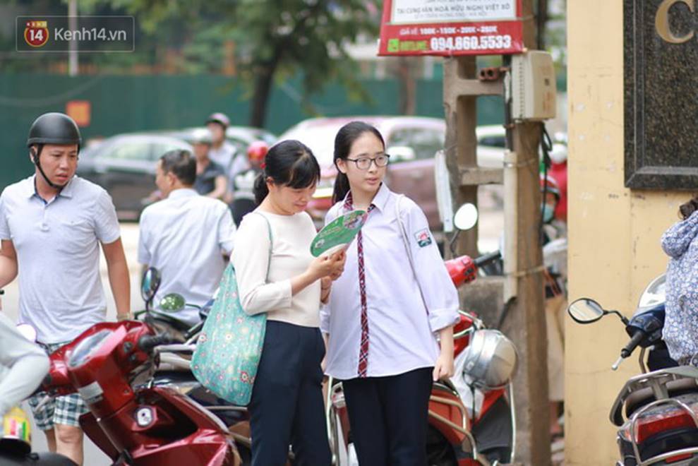 Nhiều thí sinh tại Hà Nội bị đình chỉ thi vì mang điện thoại, tài liệu vào phòng; gần 500 em bỏ thi môn Ngữ Văn-2