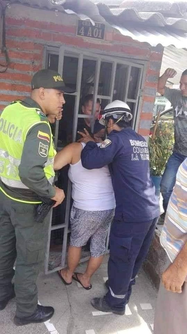 Cô gái mắc kẹt cổ vào song sắt nhà hàng xóm, biết nguyên nhân đằng sau, ai cũng hả hê rằng đây là quả báo mà người này phải nhận-2