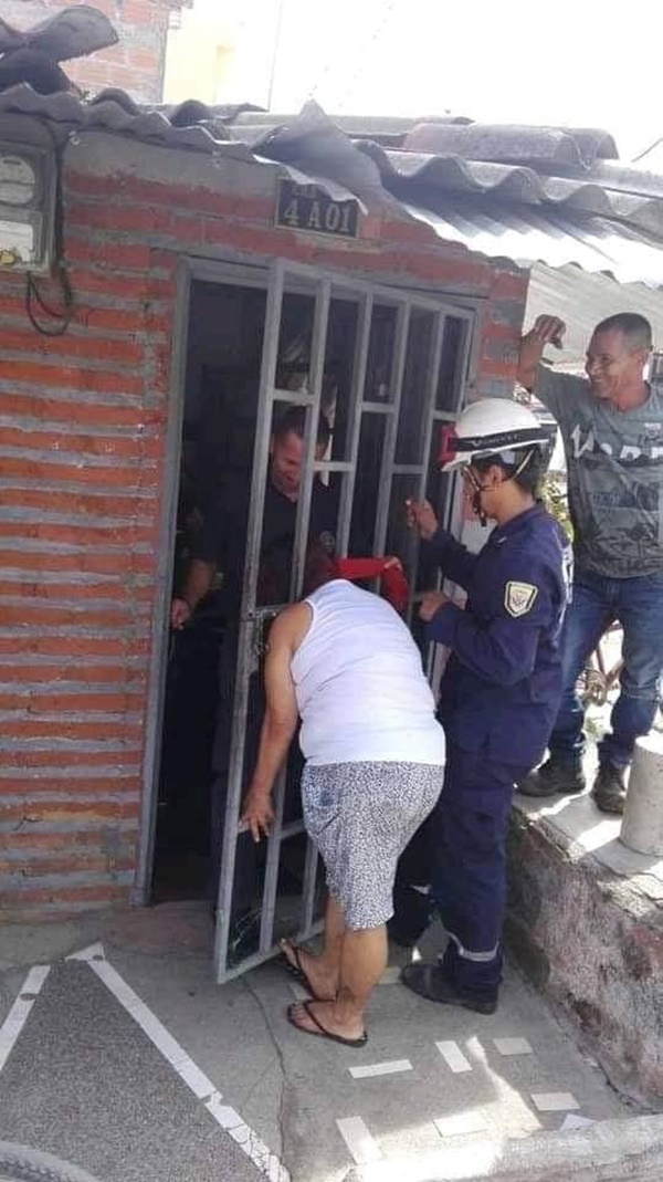 Cô gái mắc kẹt cổ vào song sắt nhà hàng xóm, biết nguyên nhân đằng sau, ai cũng hả hê rằng đây là quả báo mà người này phải nhận-3