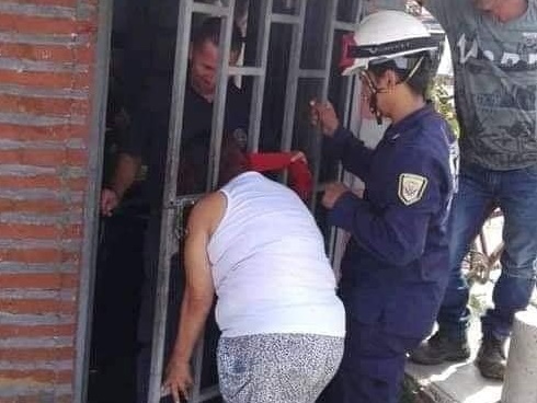 CLIP: Cặp vợ chồng hất xô nước bẩn vào nhà hàng xóm vì ghét người giúp việc cũ-2