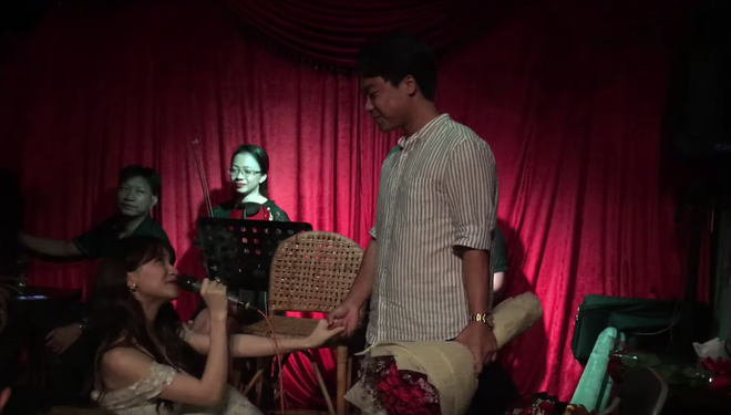 Hoà Minzy mượn hit Văn Mai Hương quỳ xuống cầu hôn công khai bạn trai đại gia cực lãng mạn-3