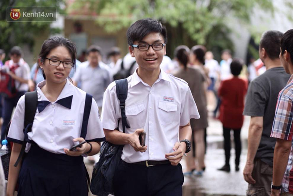 Đề thi Tiếng Anh lớp 10 tại TP HCM khó, nhiều thí sinh buồn bã vì không làm được bài, sợ điểm liệt-1