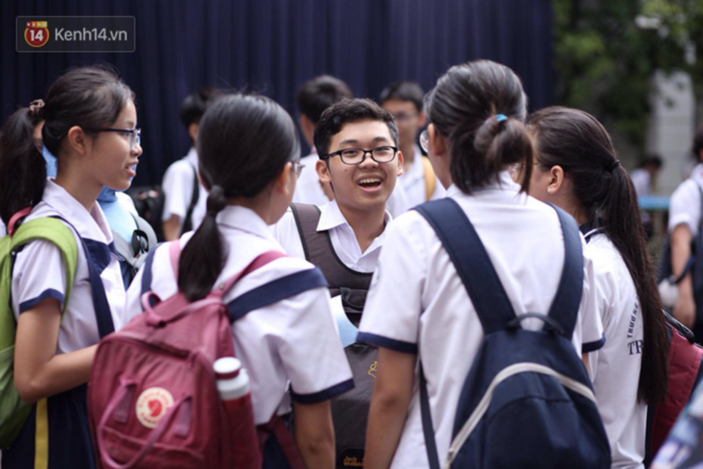 Đề thi Tiếng Anh lớp 10 tại TP HCM khó, nhiều thí sinh buồn bã vì không làm được bài, sợ điểm liệt-2