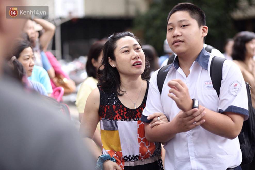 Đề thi Tiếng Anh lớp 10 tại TP HCM khó, nhiều thí sinh buồn bã vì không làm được bài, sợ điểm liệt-3