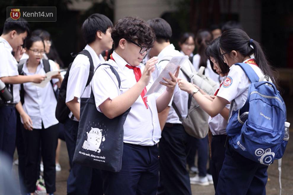 Đề thi Tiếng Anh lớp 10 tại TP HCM khó, nhiều thí sinh buồn bã vì không làm được bài, sợ điểm liệt-4