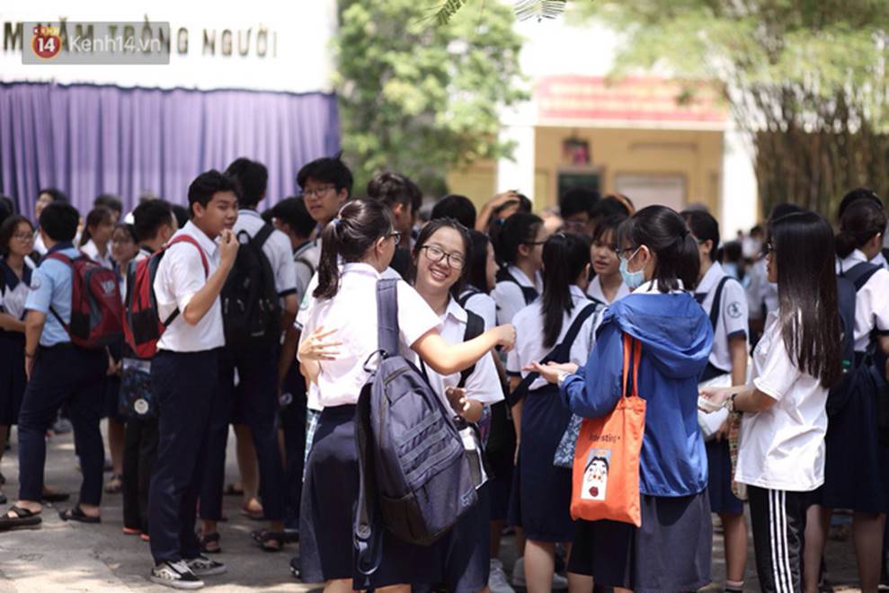 Đề thi Tiếng Anh lớp 10 tại TP HCM khó, nhiều thí sinh buồn bã vì không làm được bài, sợ điểm liệt-5