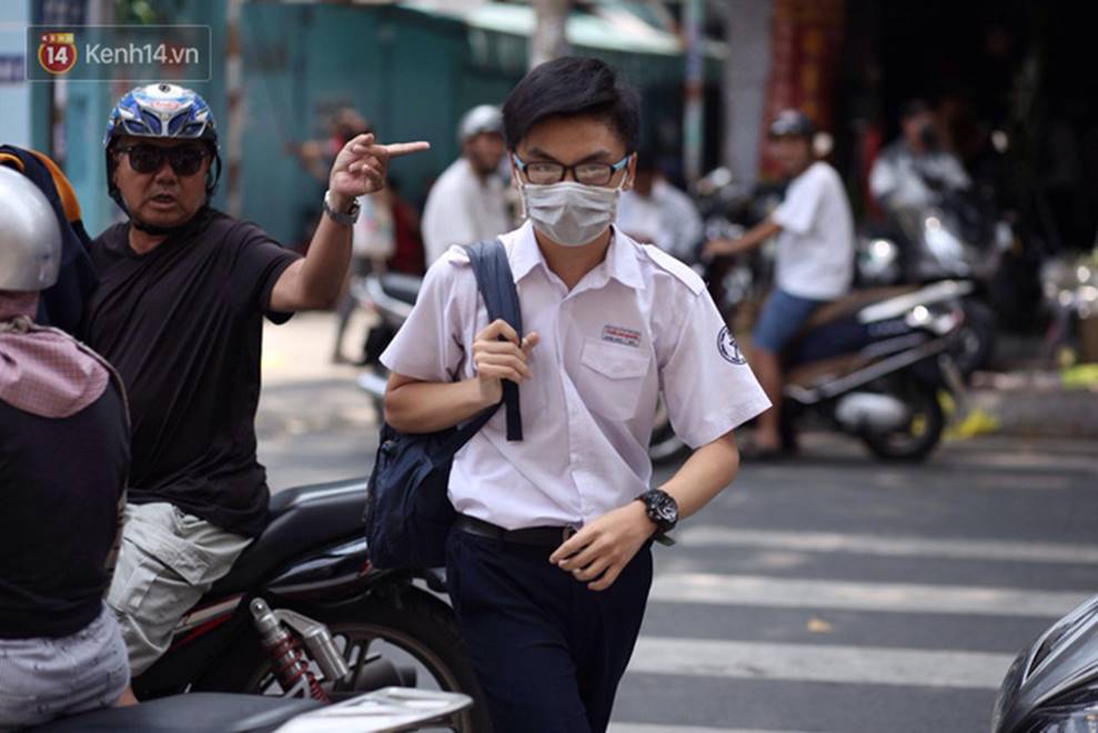 Đề thi Tiếng Anh lớp 10 tại TP HCM khó, nhiều thí sinh buồn bã vì không làm được bài, sợ điểm liệt-8