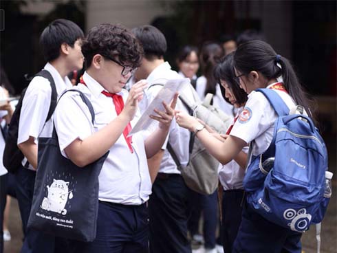 Đề thi môn Toán vào lớp 10 tại Hà Nội 2019: Đề khá dài, xuất hiện câu lạ khiến thí sinh bối rối-2