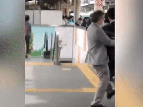 Bức ảnh chụp kẻ biến thái trong nhà vệ sinh và trải nghiệm đầy ám ảnh của cô gái trẻ khiến chị em phụ nữ không khỏi bất an-3