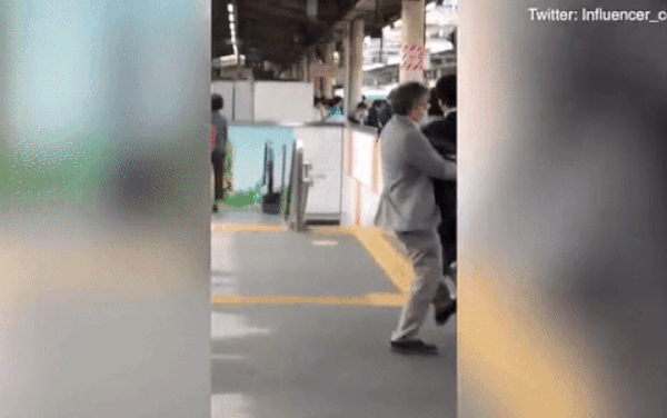 Sờ ngực nữ sinh trên tàu điện ngầm, kẻ biến thái nhận cái kết đắng-1