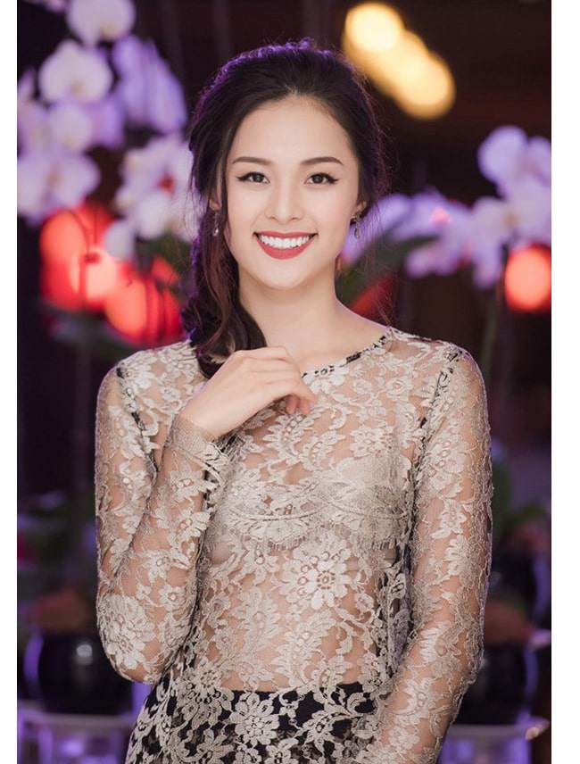 Mặc áo dài lộ nội y: Tăng Thanh Hà, Trần Tiểu Vy gây tranh cãi nhất?-5