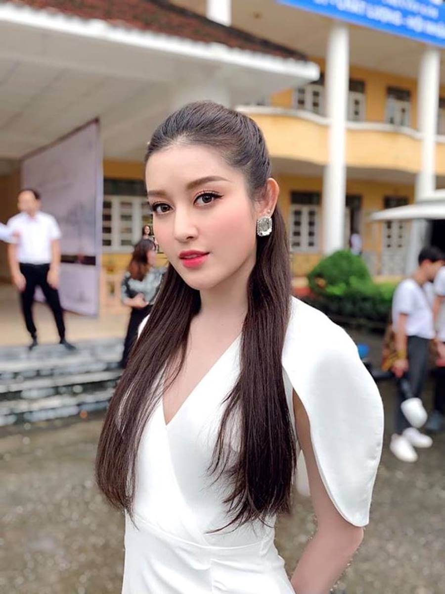 Mâu Thuỷ khoe đường cong quyến rũ với váy trắng mỏng manh sau ồn ào Miss Earth-18
