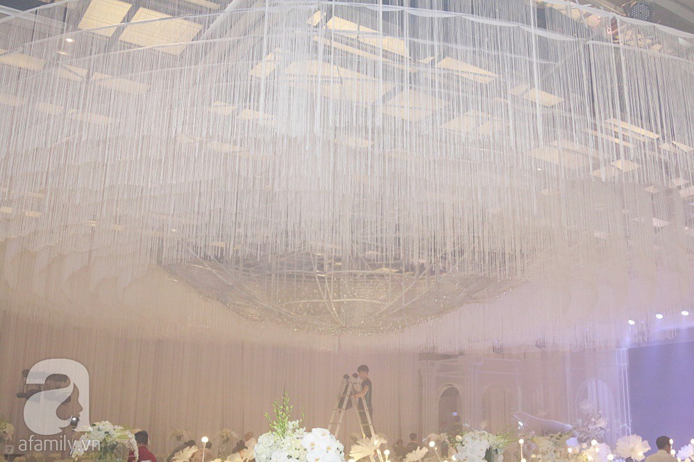 Cận cảnh không gian tiệc cưới xa hoa với thực đơn 5 sao đắt đỏ và hoa tươi tiền tỷ của Dương Khắc Linh - Sara Lưu-17