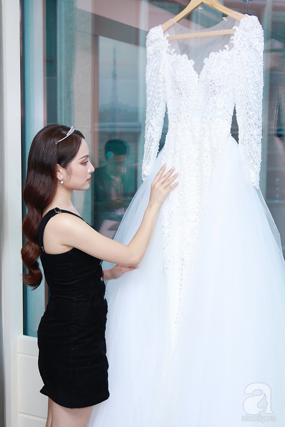 Sara Lưu âu yếm Dương Khắc Linh trong phòng cưới trước giờ G-4