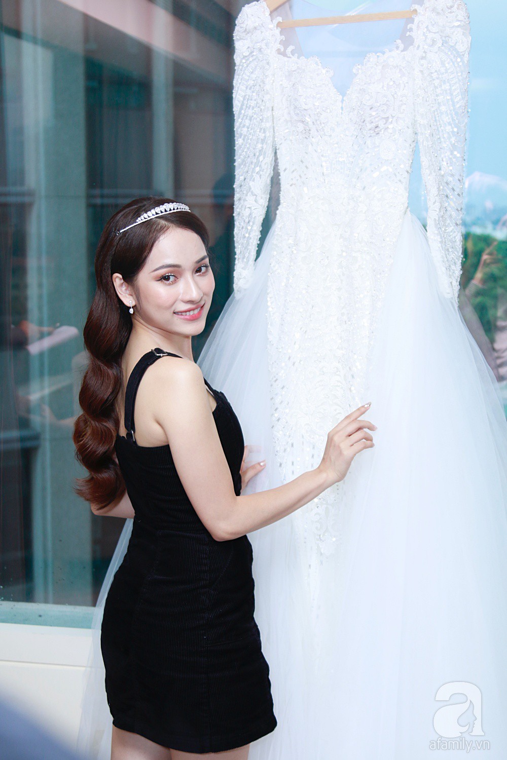 Sara Lưu âu yếm Dương Khắc Linh trong phòng cưới trước giờ G-6