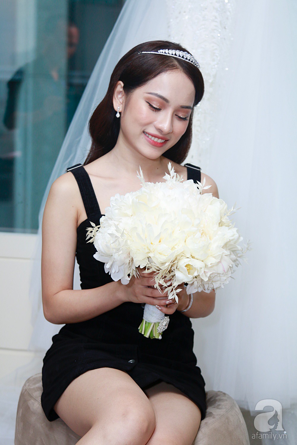 Sara Lưu âu yếm Dương Khắc Linh trong phòng cưới trước giờ G-8