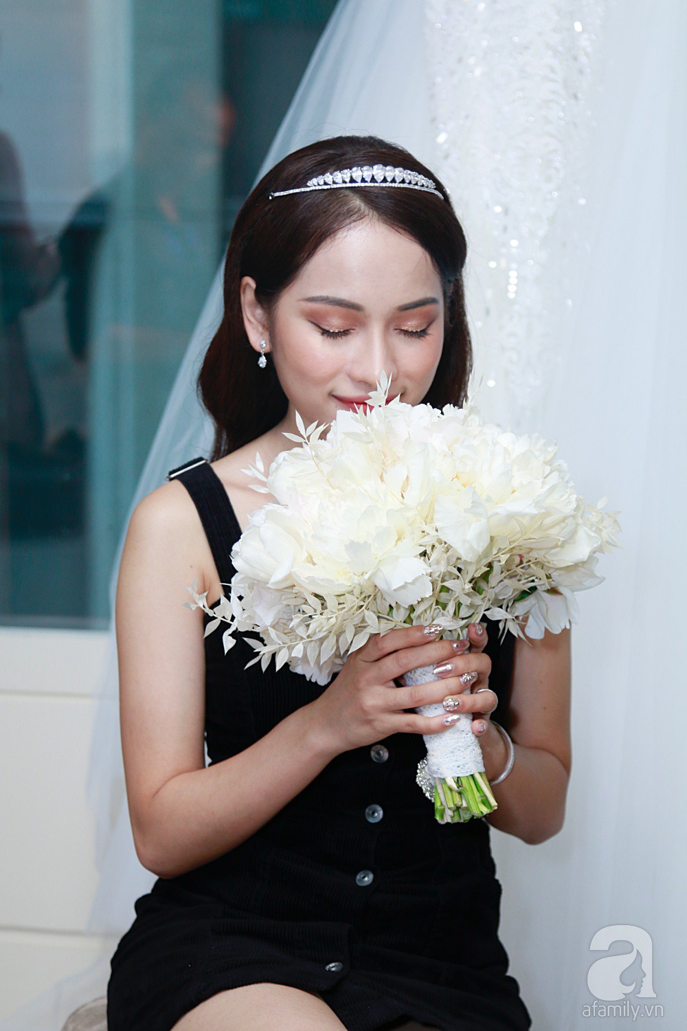 Sara Lưu âu yếm Dương Khắc Linh trong phòng cưới trước giờ G-9